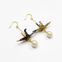 【日本文化產品】 摺紙鶴棉珍珠耳環（黑色） 4580506137654image